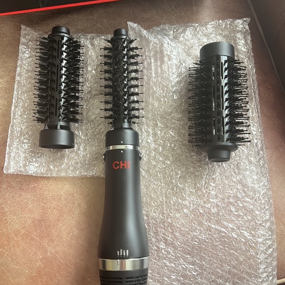 CHI round three and one blowout brush. Only used once. Perfect condition - Picture 2 of 2